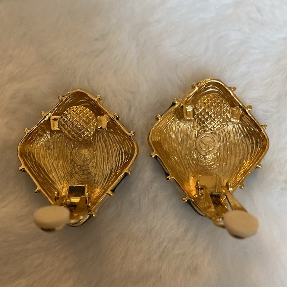 *NWT* Vintage ST JOHN Black & Ivory Enamel/Gold-Tone Clip On Earrings - Picture 3 of 3
